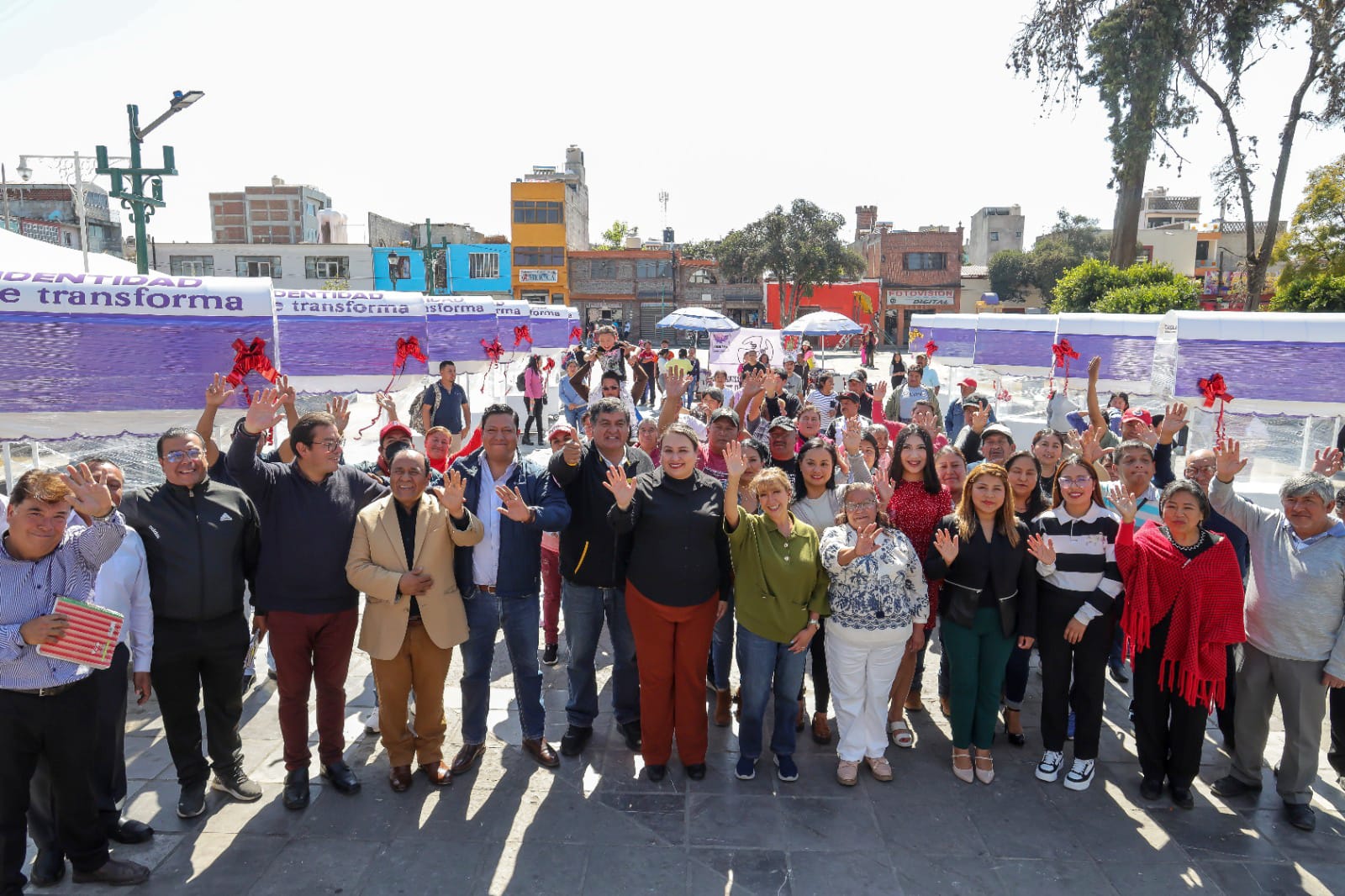 Impulsa Blanca Angulo a comerciantes de Chiautempan con entrega de carritos expendedores